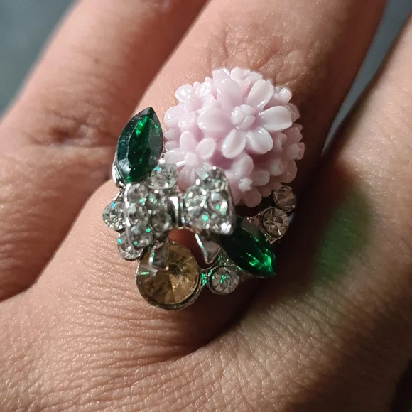 TWO FASHION RINGS - Picture 3 of 3